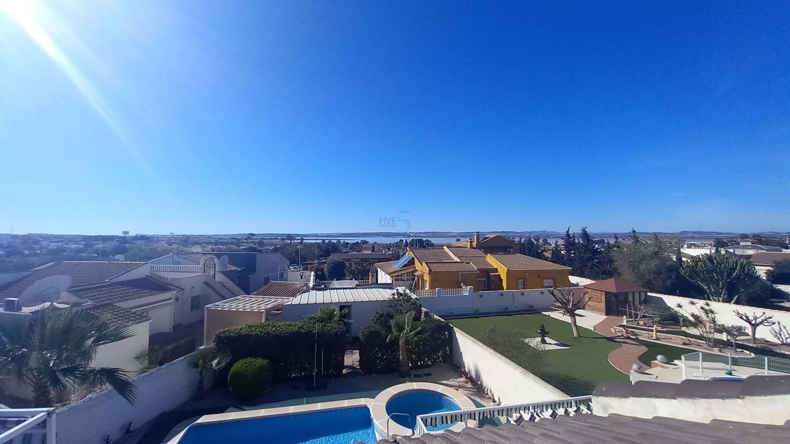 6 soveværelse Villa til salg i Torrevieja med swimmingpool garage - € 475.000 (Ref: 8813500)