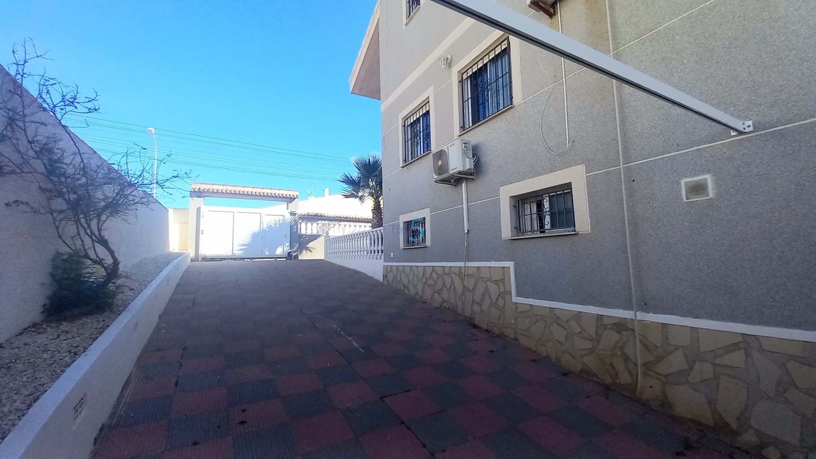 6 soveværelse Villa til salg i Torrevieja med swimmingpool garage - € 475.000 (Ref: 8813500)