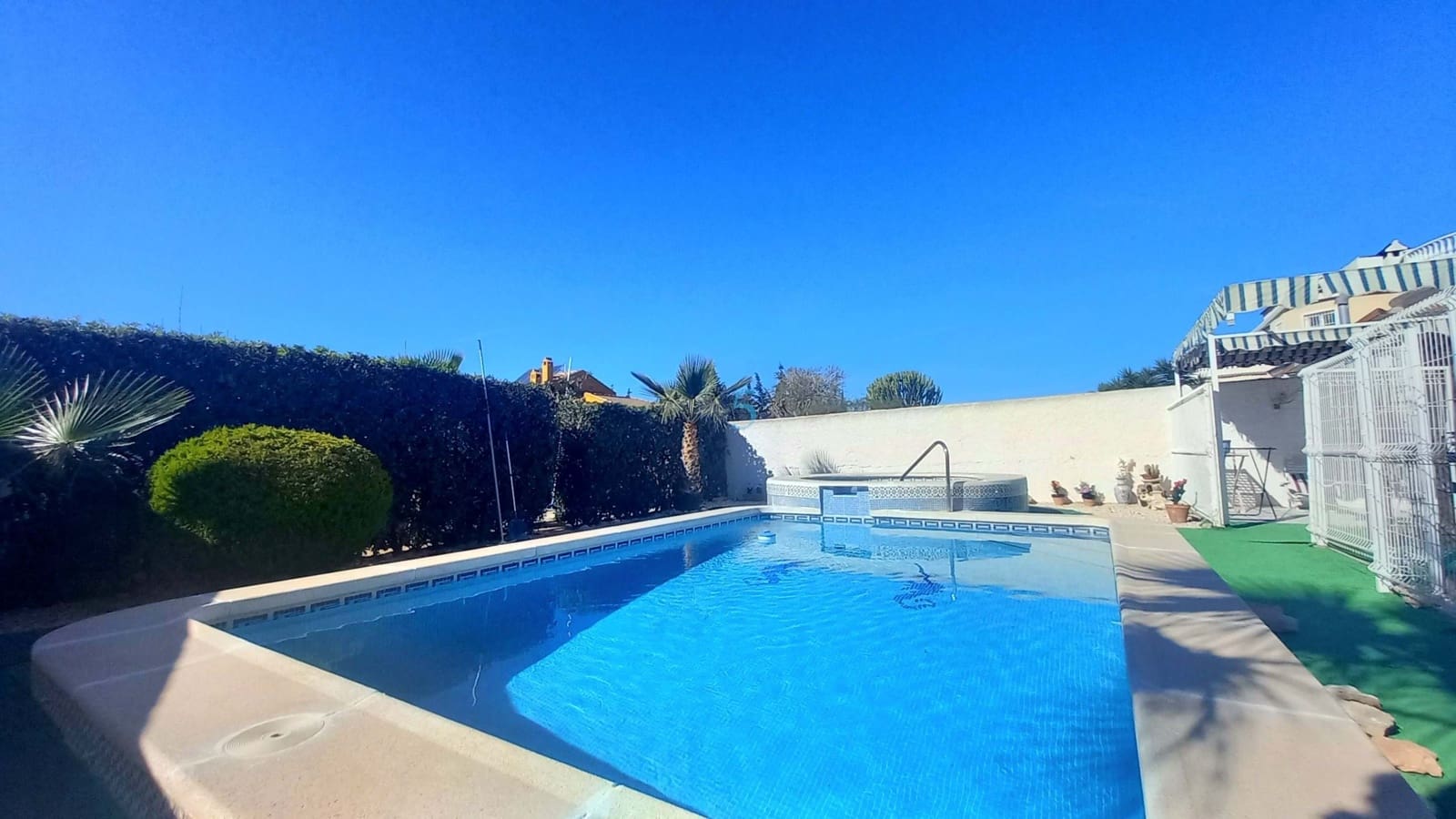 6 soveværelse Villa til salg i Torrevieja med swimmingpool garage - € 475.000 (Ref: 8813500)