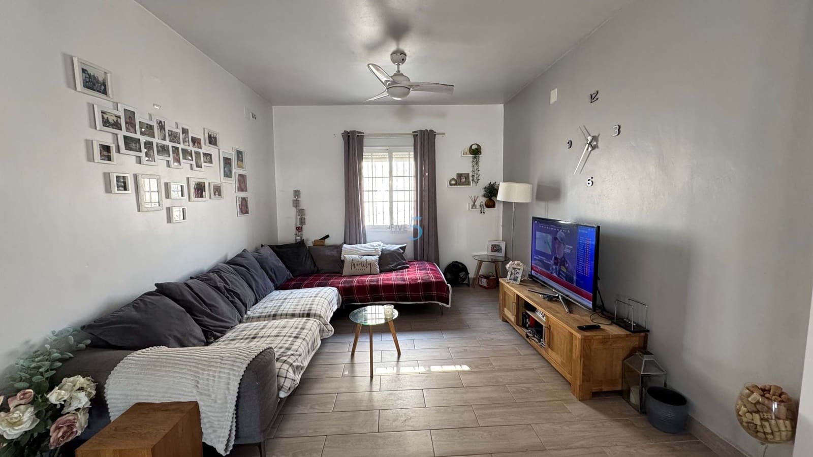 6 bedroom Villa for sale in Villamartin with pool - € 425,000 (Ref: 8878856)