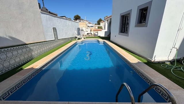 6 bedroom Villa for sale in Villamartin, Orihuela with pool - € 425,000 (Ref: 8878856)