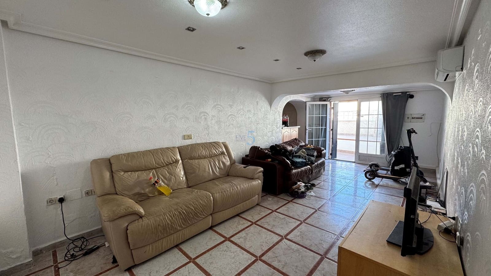 6 bedroom Villa for sale in Villamartin with pool - € 425,000 (Ref: 8878856)