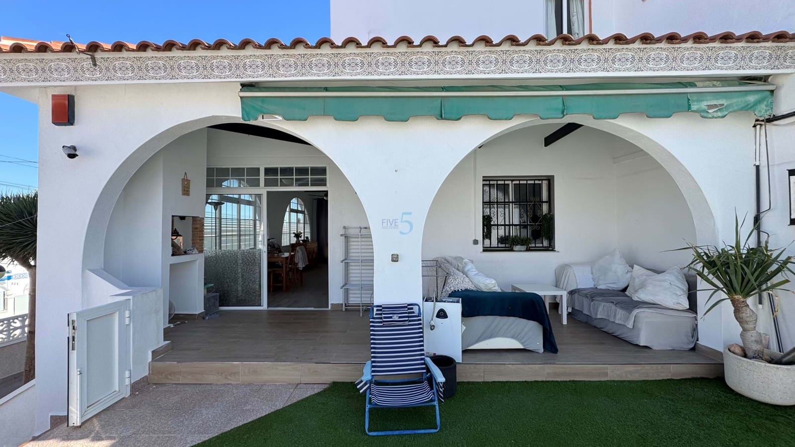 6 bedroom Villa for sale in Villamartin with pool - € 425,000 (Ref: 8878856)