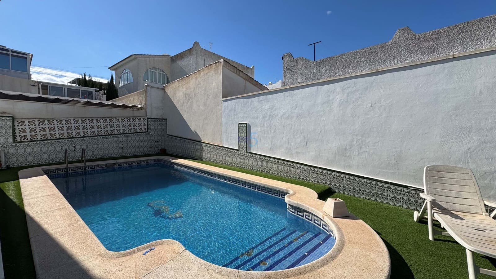 6 bedroom Villa for sale in Villamartin with pool - € 425,000 (Ref: 8878856)