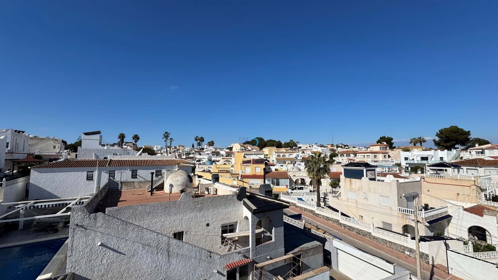 6 bedroom Villa for sale in Villamartin with pool - € 425,000 (Ref: 8878856)