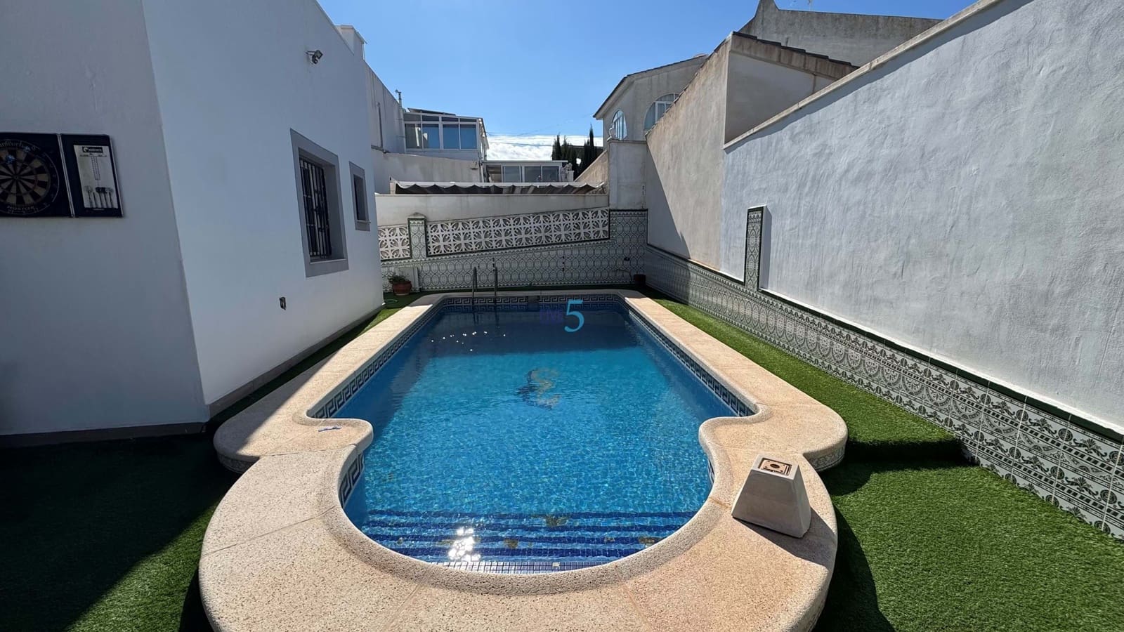 6 bedroom Villa for sale in Villamartin with pool - € 425,000 (Ref: 8878856)