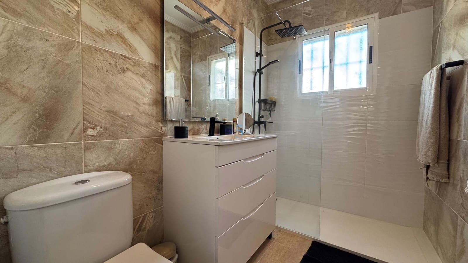 3 bedroom Villa for sale in Villamartin with pool garage - € 198,000 (Ref: 8898044)