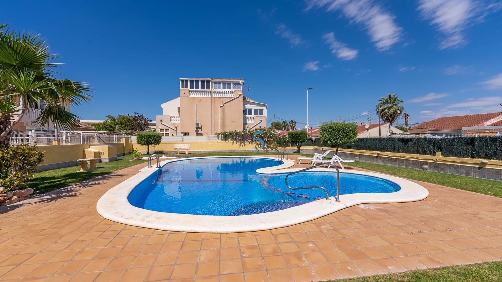 Pareado de 3 habitaciones en Torrevieja en venta con piscina - 165.000 € (Ref: 8934668)
