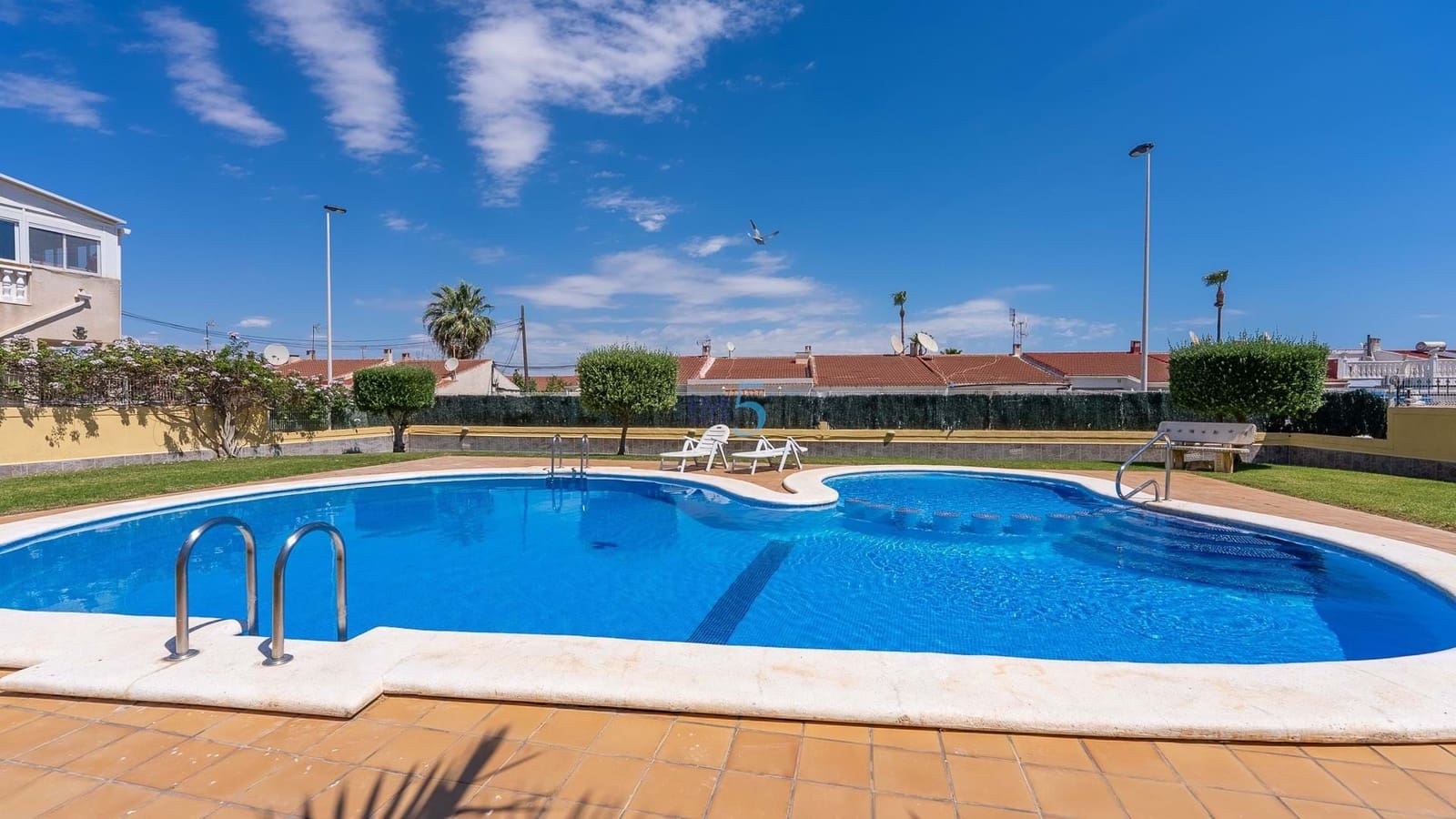 Pareado de 3 habitaciones en Torrevieja en venta con piscina - 165.000 € (Ref: 8934668)