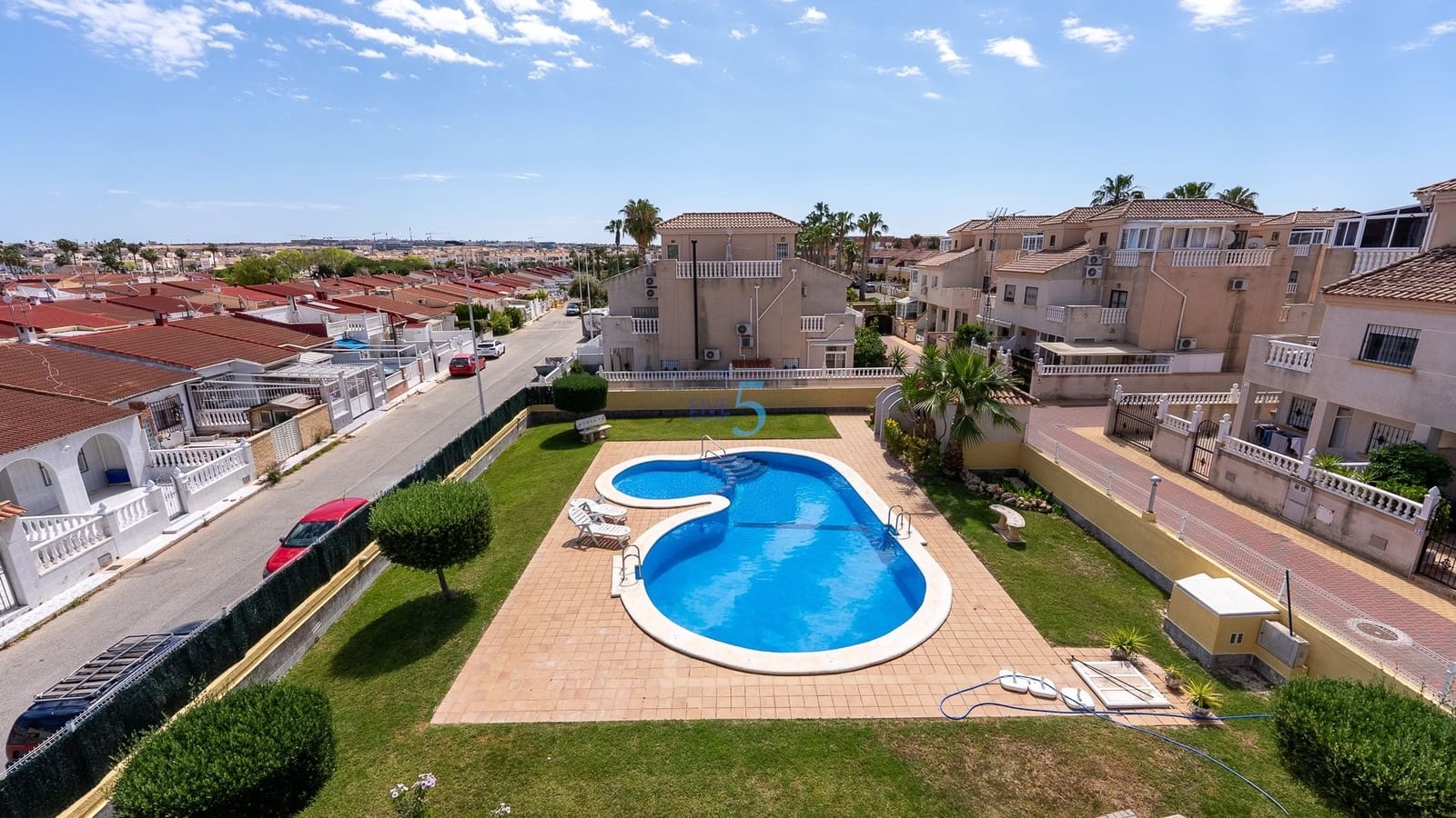 Pareado de 3 habitaciones en Torrevieja en venta con piscina - 165.000 € (Ref: 8934668)