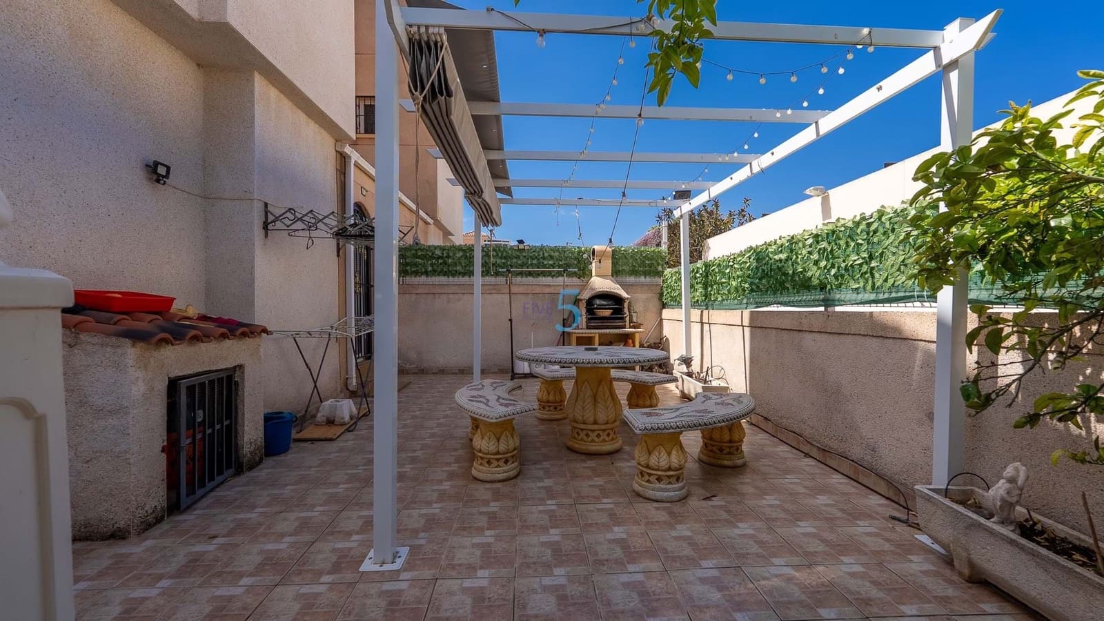 Pareado de 3 habitaciones en Torrevieja en venta con piscina - 165.000 € (Ref: 8934668)