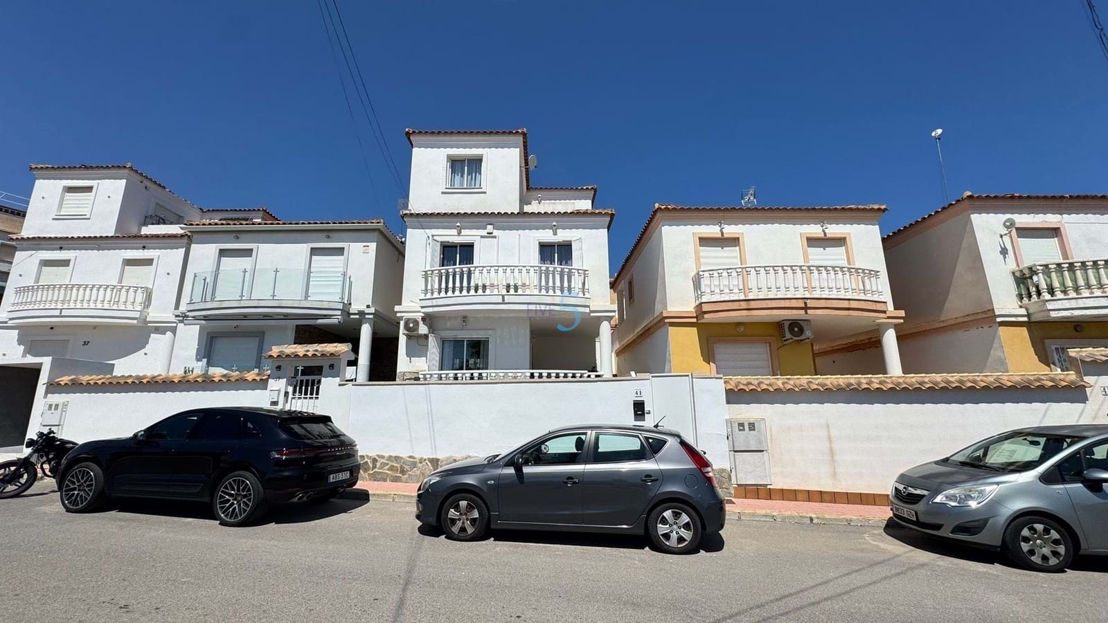 3 bedroom Villa for sale in Villamartin with pool - € 239,900 (Ref: 9017105)