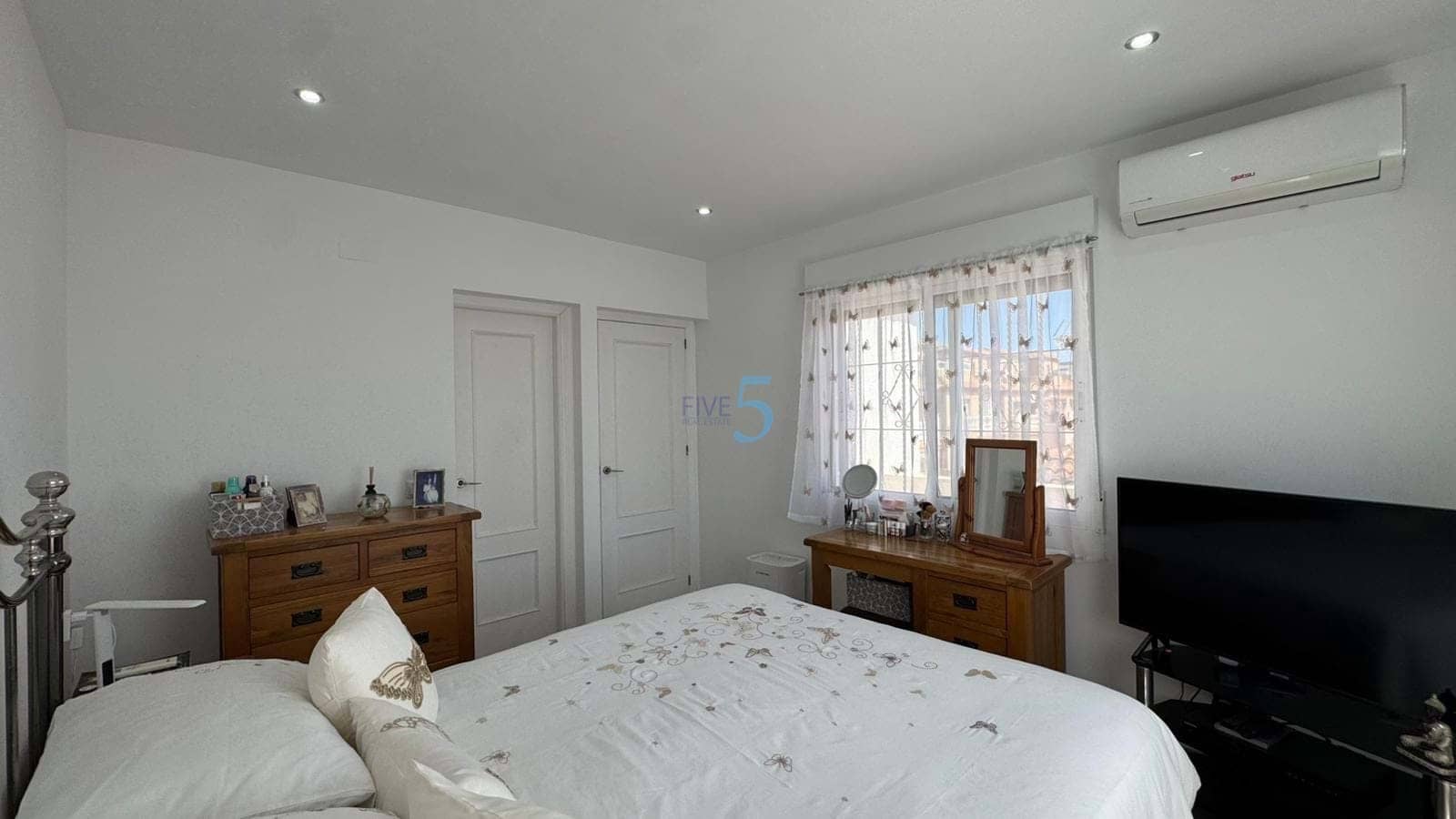 3 bedroom Villa for sale in Villamartin with pool - € 239,900 (Ref: 9017105)