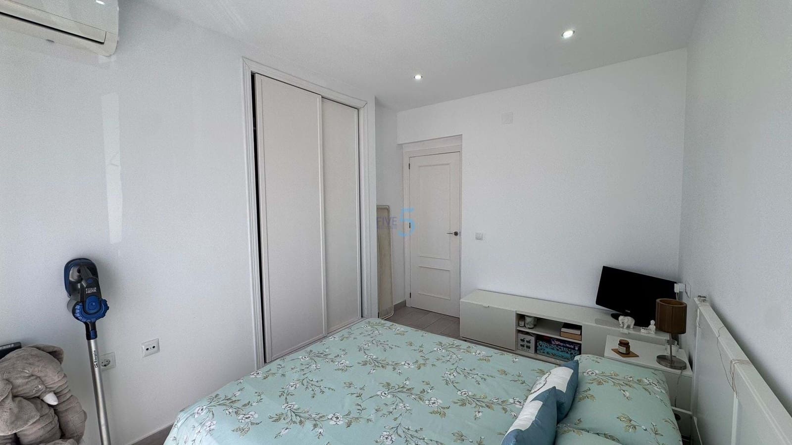 3 bedroom Villa for sale in Villamartin with pool - € 239,900 (Ref: 9017105)