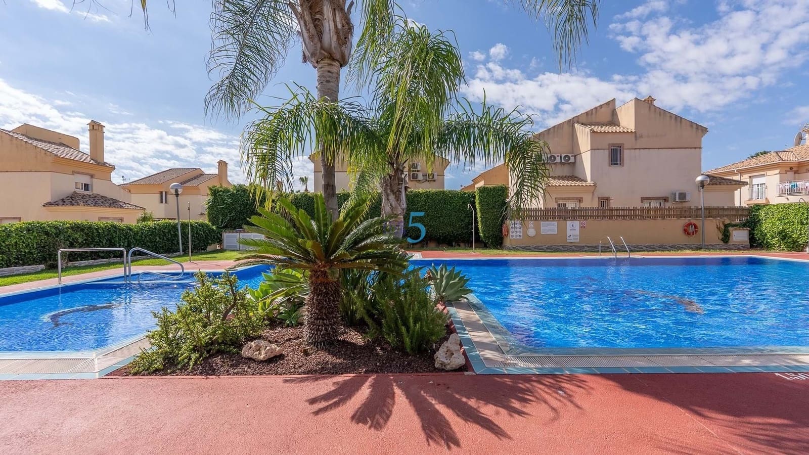 Chalet de 3 habitaciones en Ciudad Quesada en venta con piscina - 239.995 € (Ref: 9038274)