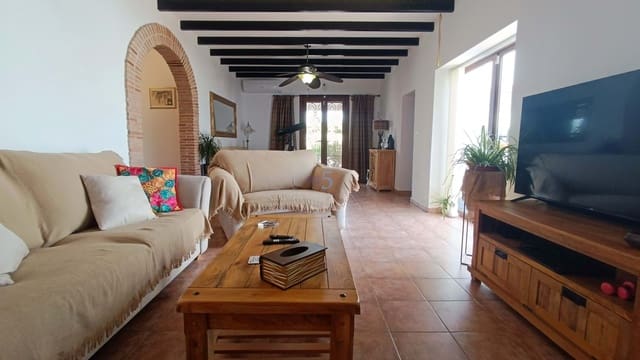 5 bedroom Villa for sale in Jacarilla with pool - € 595,000 (Ref: 9047213)