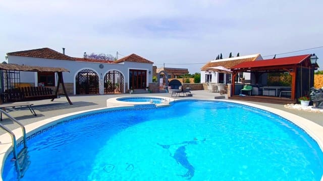 5 bedroom Villa for sale in Jacarilla with pool - € 595,000 (Ref: 9047213)