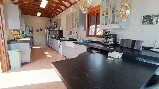 5 bedroom Villa for sale in Jacarilla with pool - € 595,000 (Ref: 9047213)