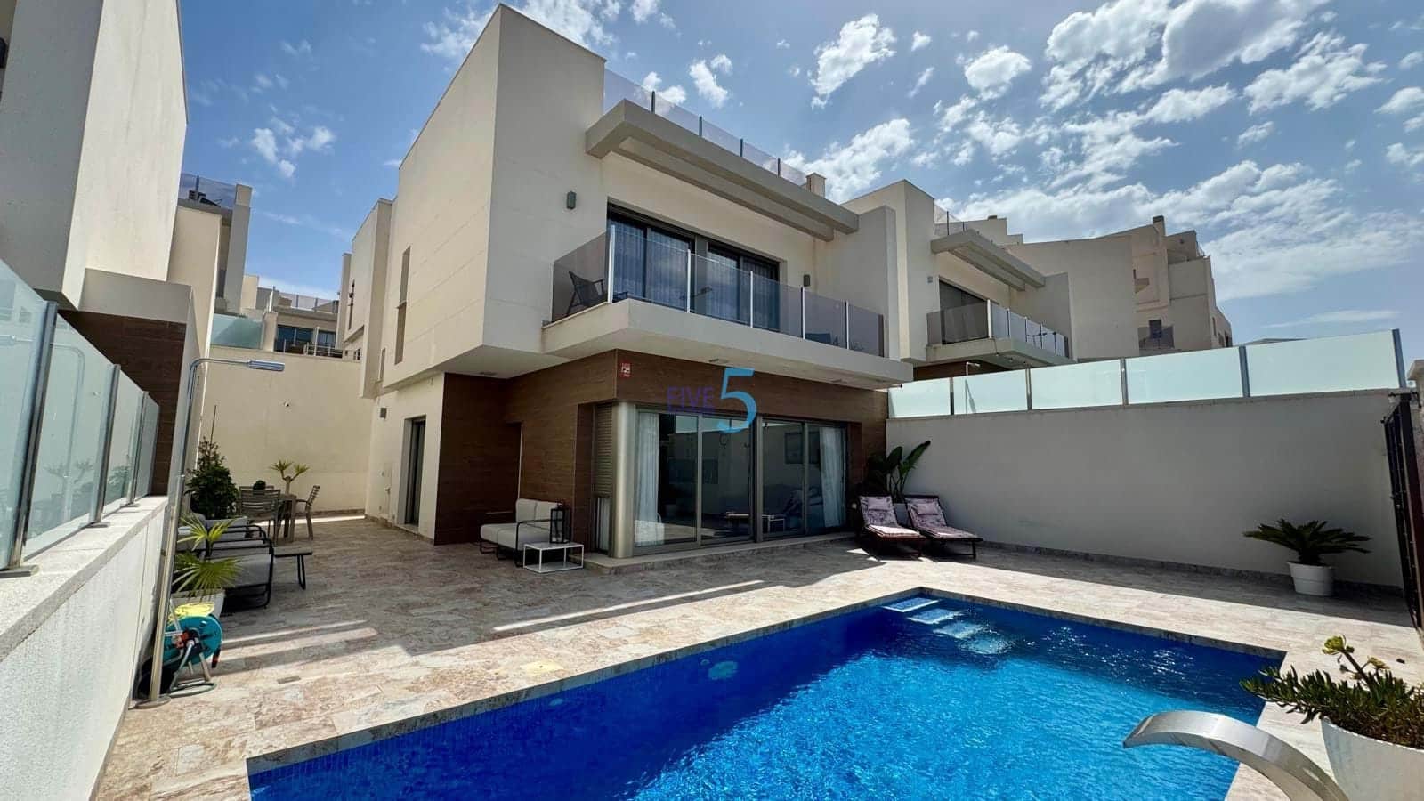 3 bedroom Villa for sale in Villamartin with pool garage - € 448,000 (Ref: 9057191)