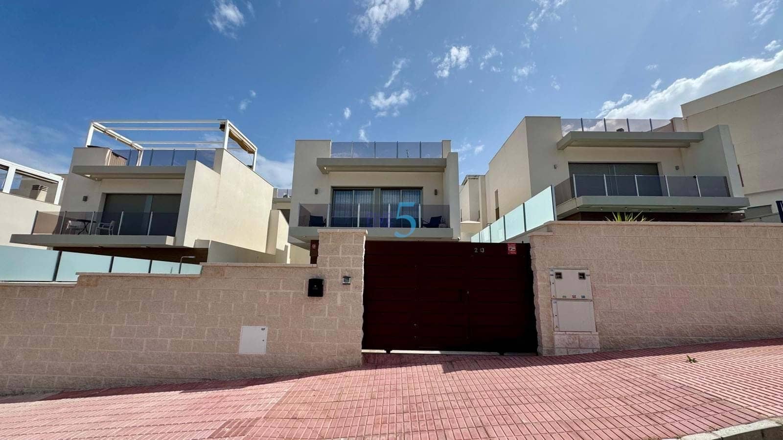 3 bedroom Villa for sale in Villamartin with pool garage - € 448,000 (Ref: 9057191)