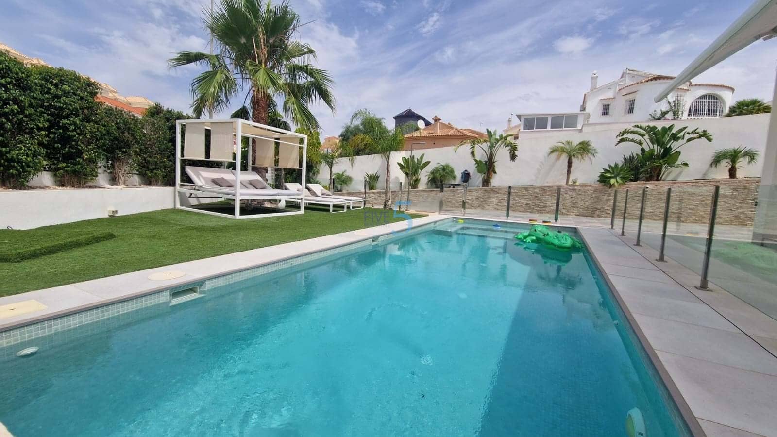 4 bedroom Villa for sale in Villamartin with pool garage - € 950,000 (Ref: 9057194)