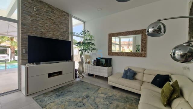 4 bedroom Villa for sale in Villamartin, Orihuela with pool garage - € 950,000 (Ref: 9057194)