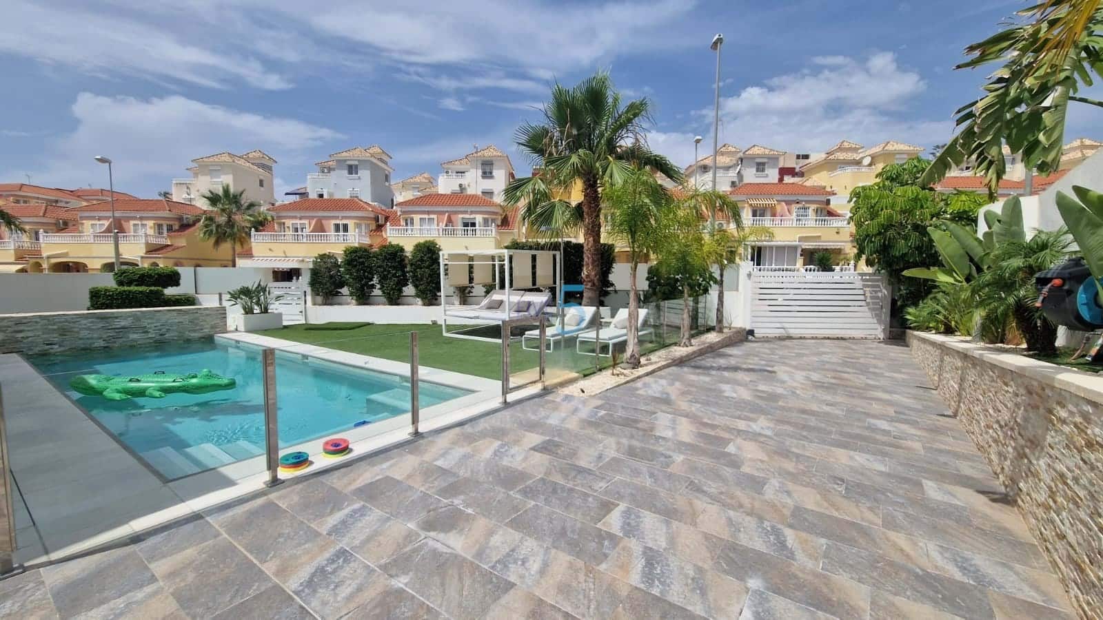 4 bedroom Villa for sale in Villamartin with pool garage - € 950,000 (Ref: 9057194)
