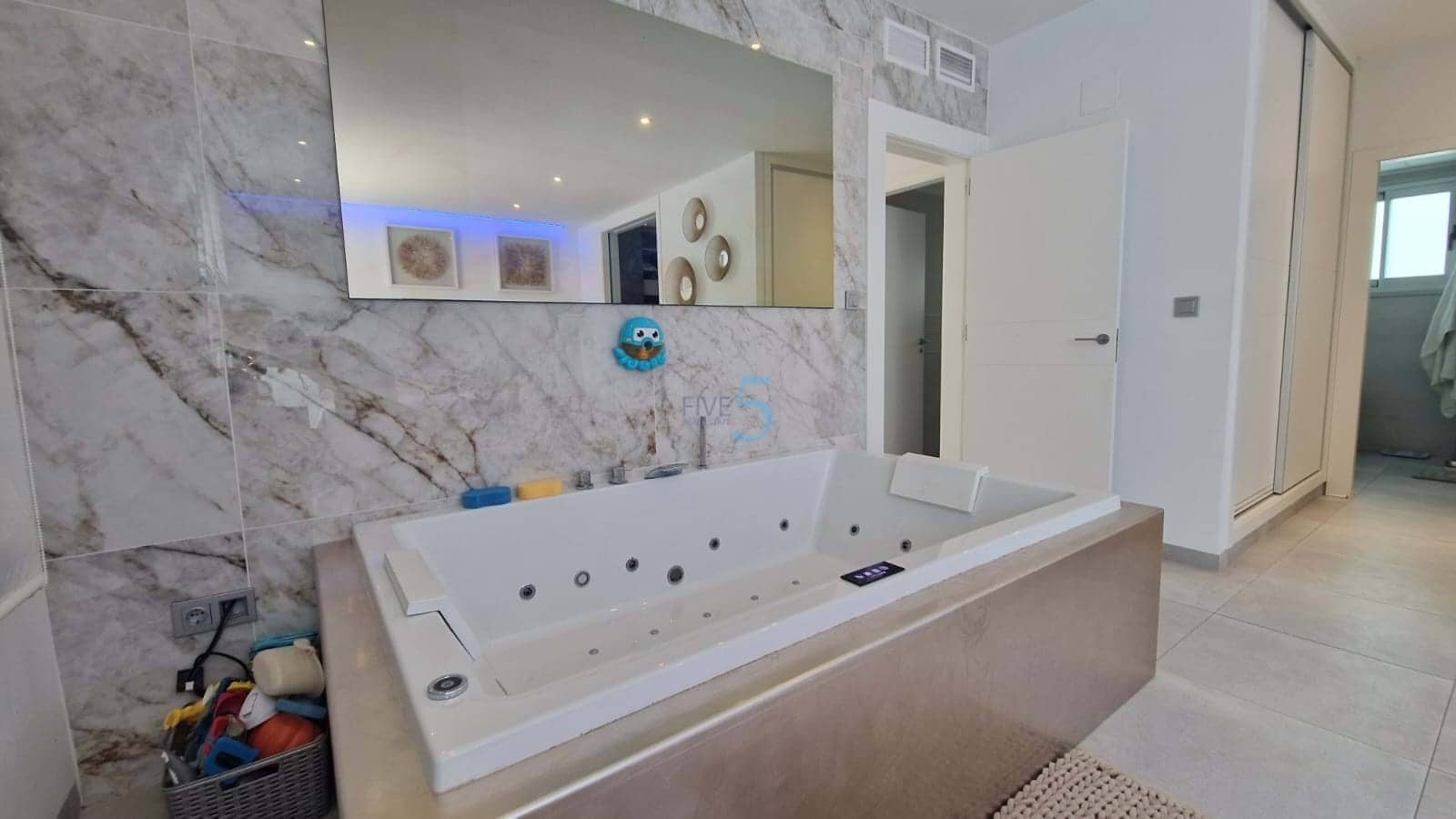 4 bedroom Villa for sale in Villamartin with pool garage - € 950,000 (Ref: 9057194)