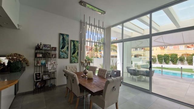 4 bedroom Villa for sale in Villamartin, Orihuela with pool garage - € 950,000 (Ref: 9057194)