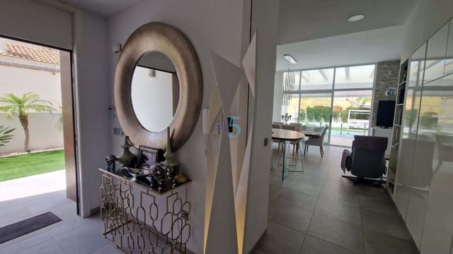 4 bedroom Villa for sale in Villamartin, Orihuela with pool garage - € 950,000 (Ref: 9057194)