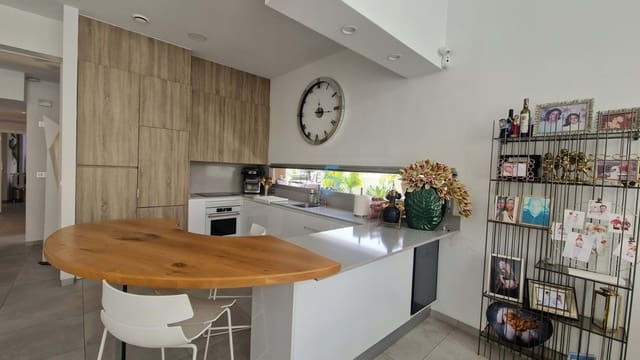 4 bedroom Villa for sale in Villamartin, Orihuela with pool garage - € 950,000 (Ref: 9057194)