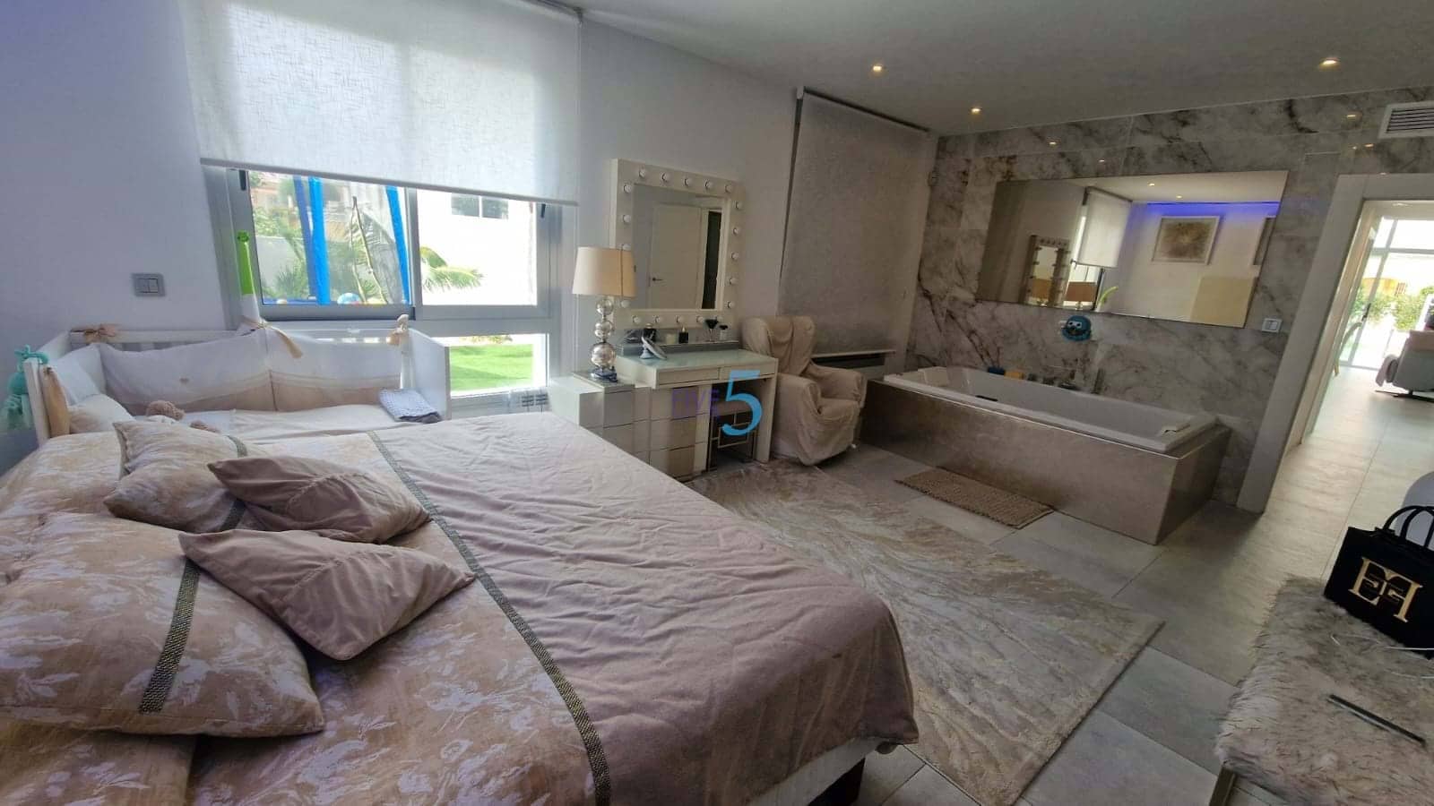 4 bedroom Villa for sale in Villamartin with pool garage - € 950,000 (Ref: 9057194)