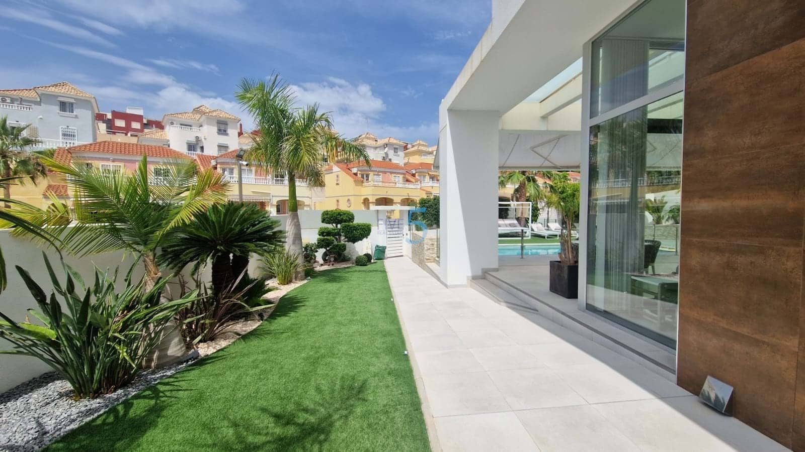 4 bedroom Villa for sale in Villamartin with pool garage - € 950,000 (Ref: 9057194)