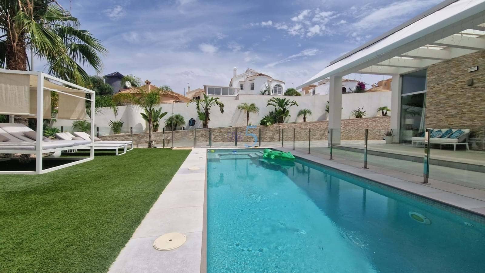 4 bedroom Villa for sale in Villamartin with pool garage - € 950,000 (Ref: 9057194)