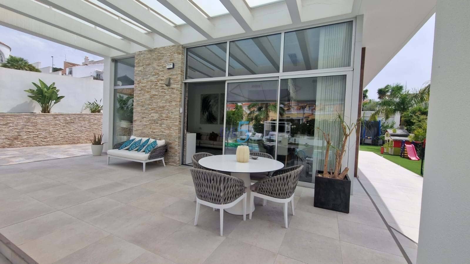 4 bedroom Villa for sale in Villamartin with pool garage - € 950,000 (Ref: 9057194)