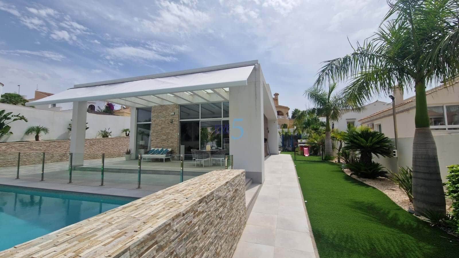 4 bedroom Villa for sale in Villamartin with pool garage - € 950,000 (Ref: 9057194)