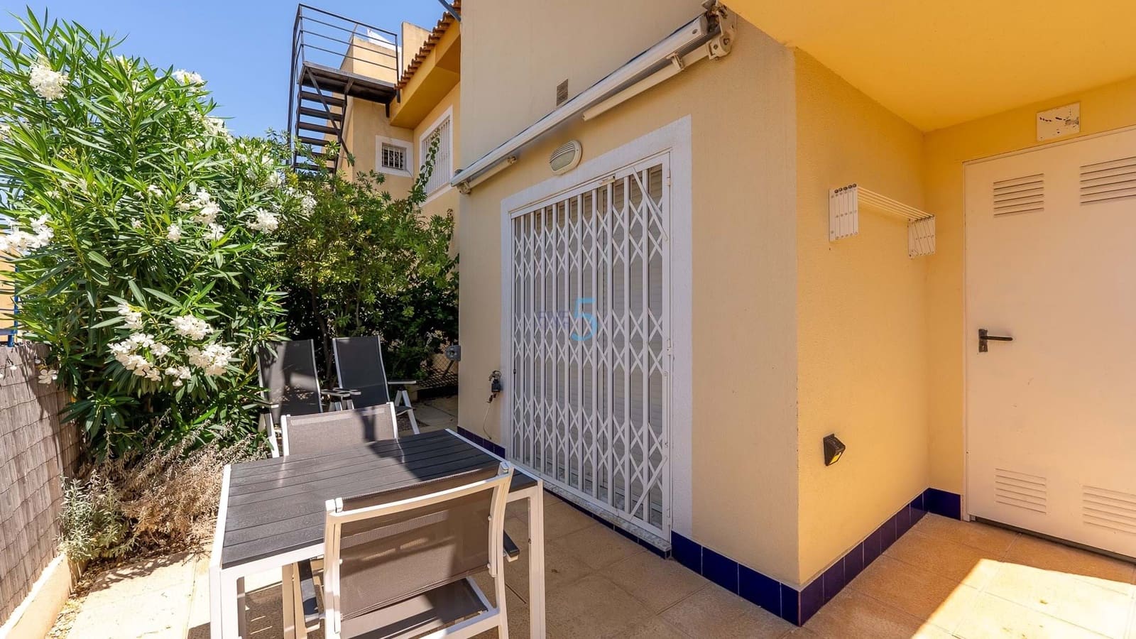 3 soverom Kjedet enebolig til salgs i Rojales med svømmebasseng garasje - € 235 000 (Ref: 9064410)