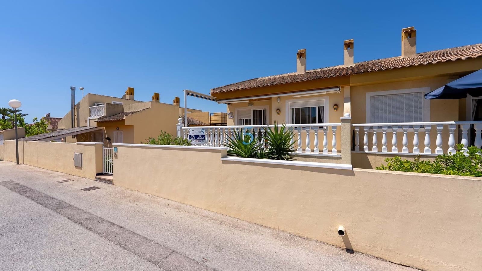 3 soverom Kjedet enebolig til salgs i Rojales med svømmebasseng garasje - € 235 000 (Ref: 9064410)