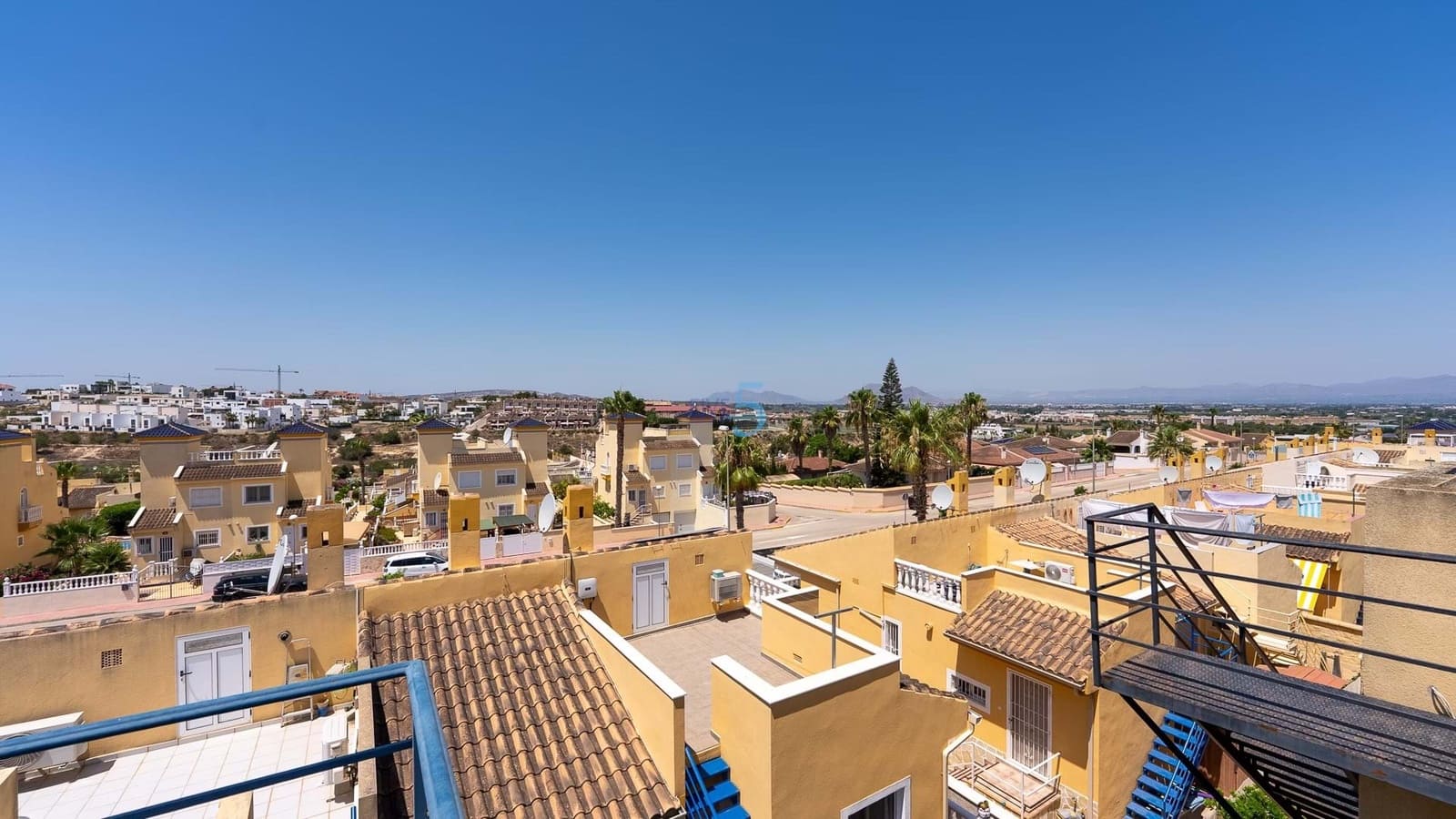 3 soverom Kjedet enebolig til salgs i Rojales med svømmebasseng garasje - € 235 000 (Ref: 9064410)