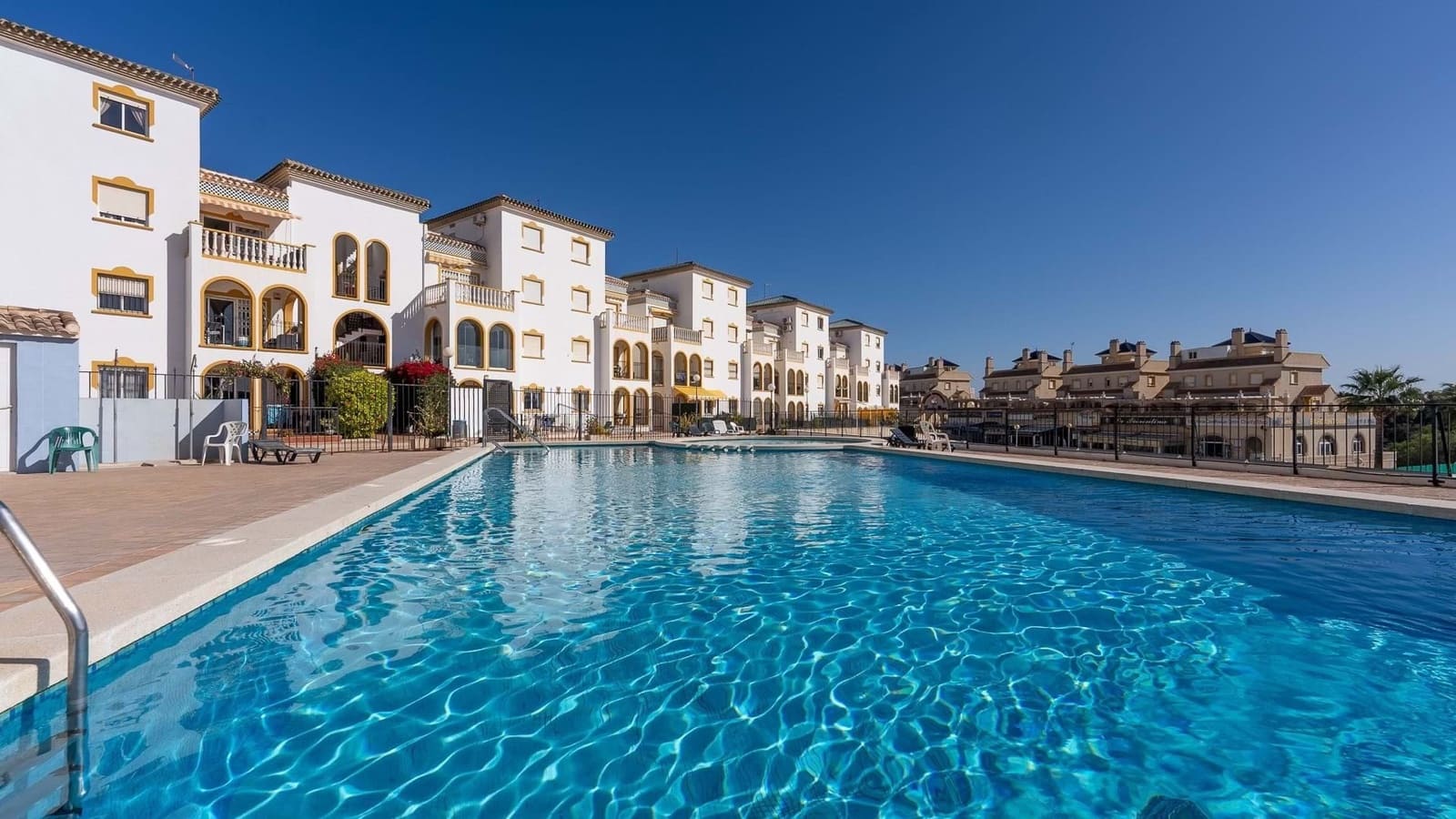 2 soveværelse Lejlighed til salg i La Zenia med swimmingpool - € 169.000 (Ref: 9081916)