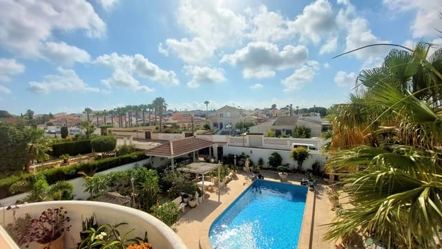 Chalet de 4 habitaciones en Torrevieja en venta con piscina garaje - 525.000 € (Ref: 9128909)