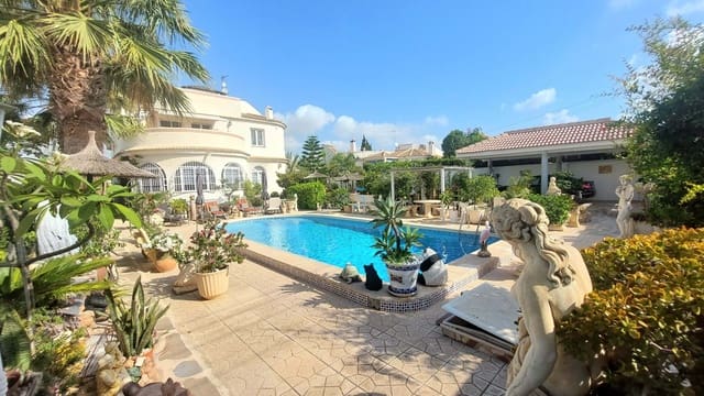 Chalet de 4 habitaciones en Torrevieja en venta con piscina garaje - 525.000 € (Ref: 9128909)