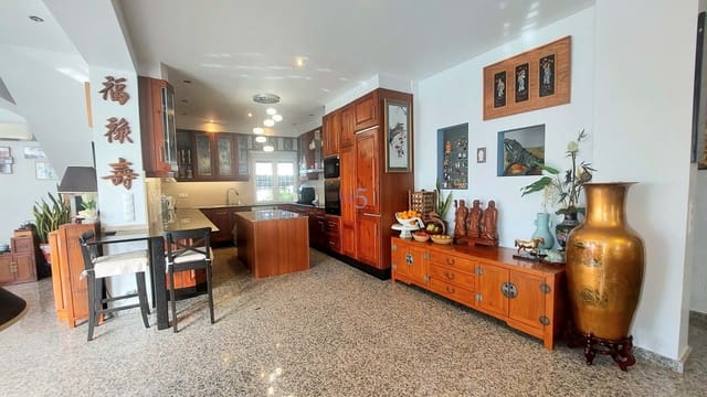 Chalet de 4 habitaciones en Torrevieja en venta con piscina garaje - 525.000 € (Ref: 9128909)