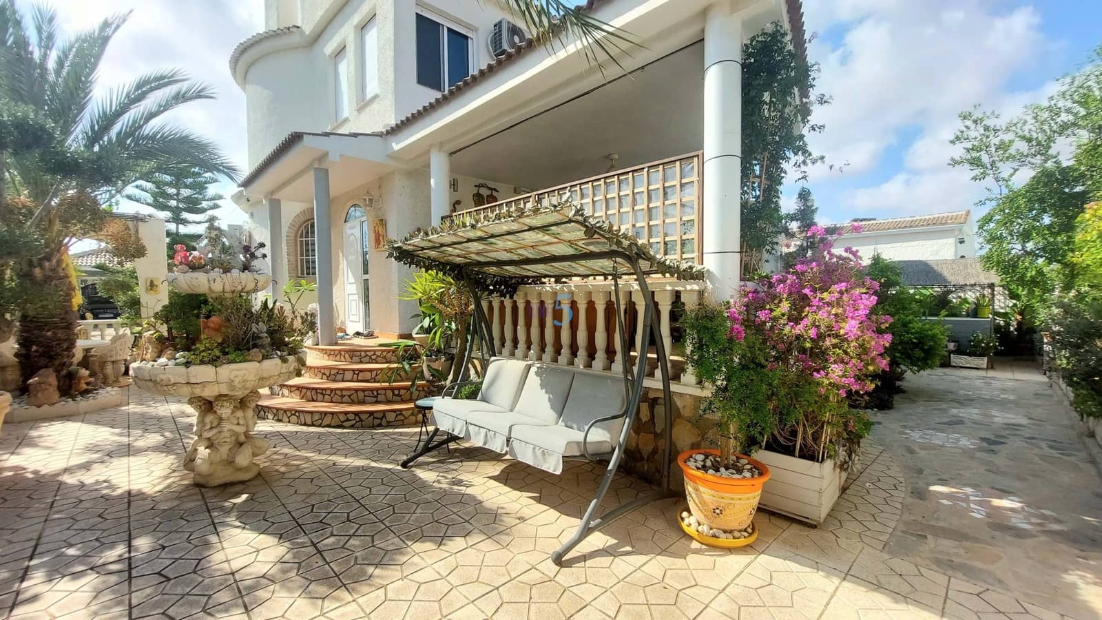 Chalet de 4 habitaciones en Torrevieja en venta con piscina garaje - 525.000 € (Ref: 9128909)