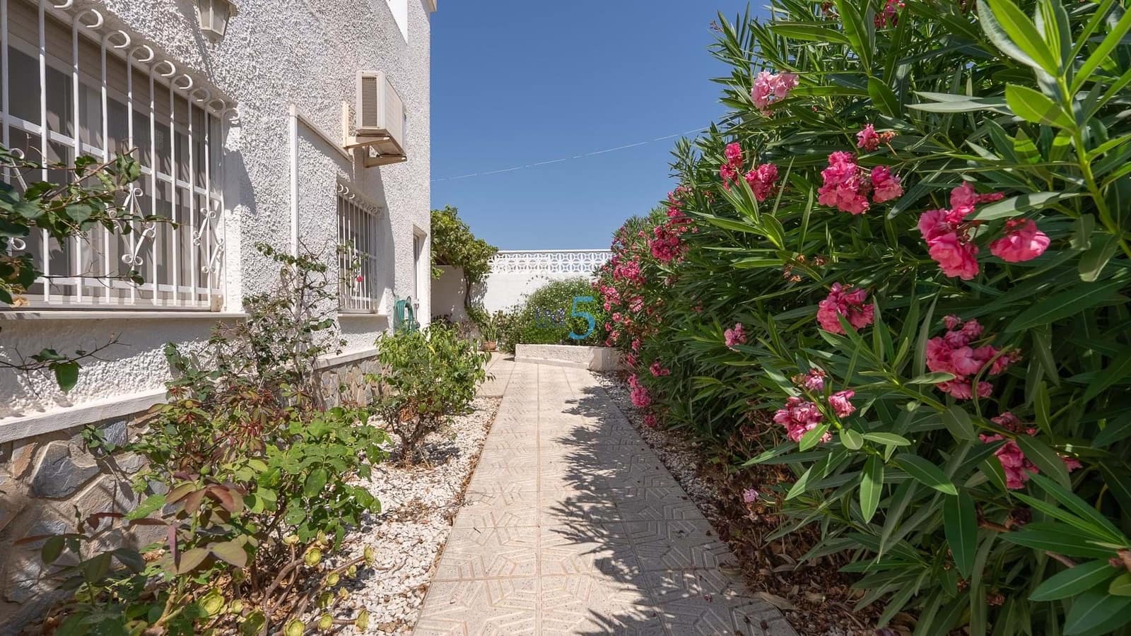 3 bedroom Villa for sale in Villamartin with pool garage - € 379,000 (Ref: 9130516)