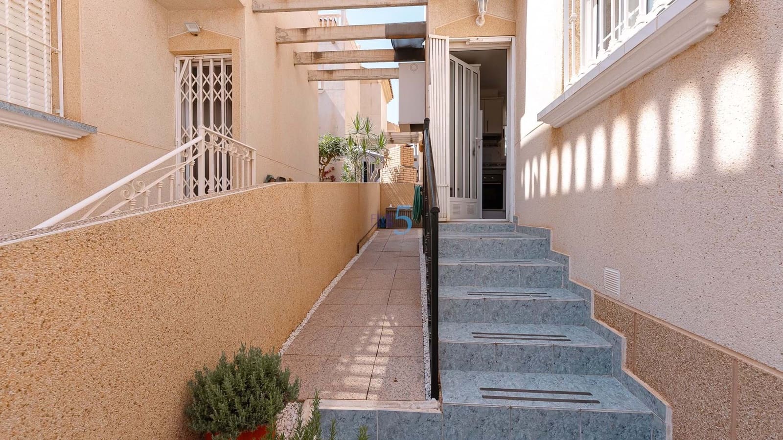3 bedroom Villa for sale in Villamartin with pool - € 219,000 (Ref: 9143249)