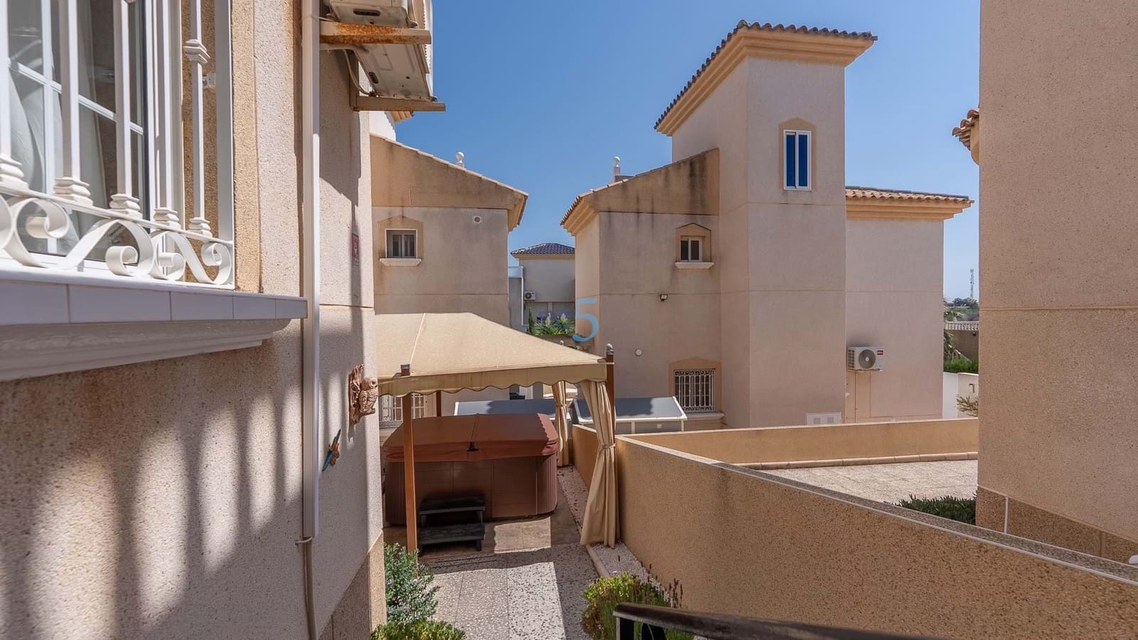 3 bedroom Villa for sale in Villamartin with pool - € 219,000 (Ref: 9143249)