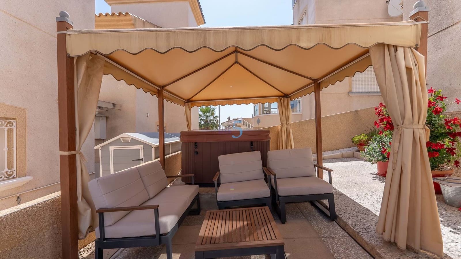 3 bedroom Villa for sale in Villamartin with pool - € 219,000 (Ref: 9143249)