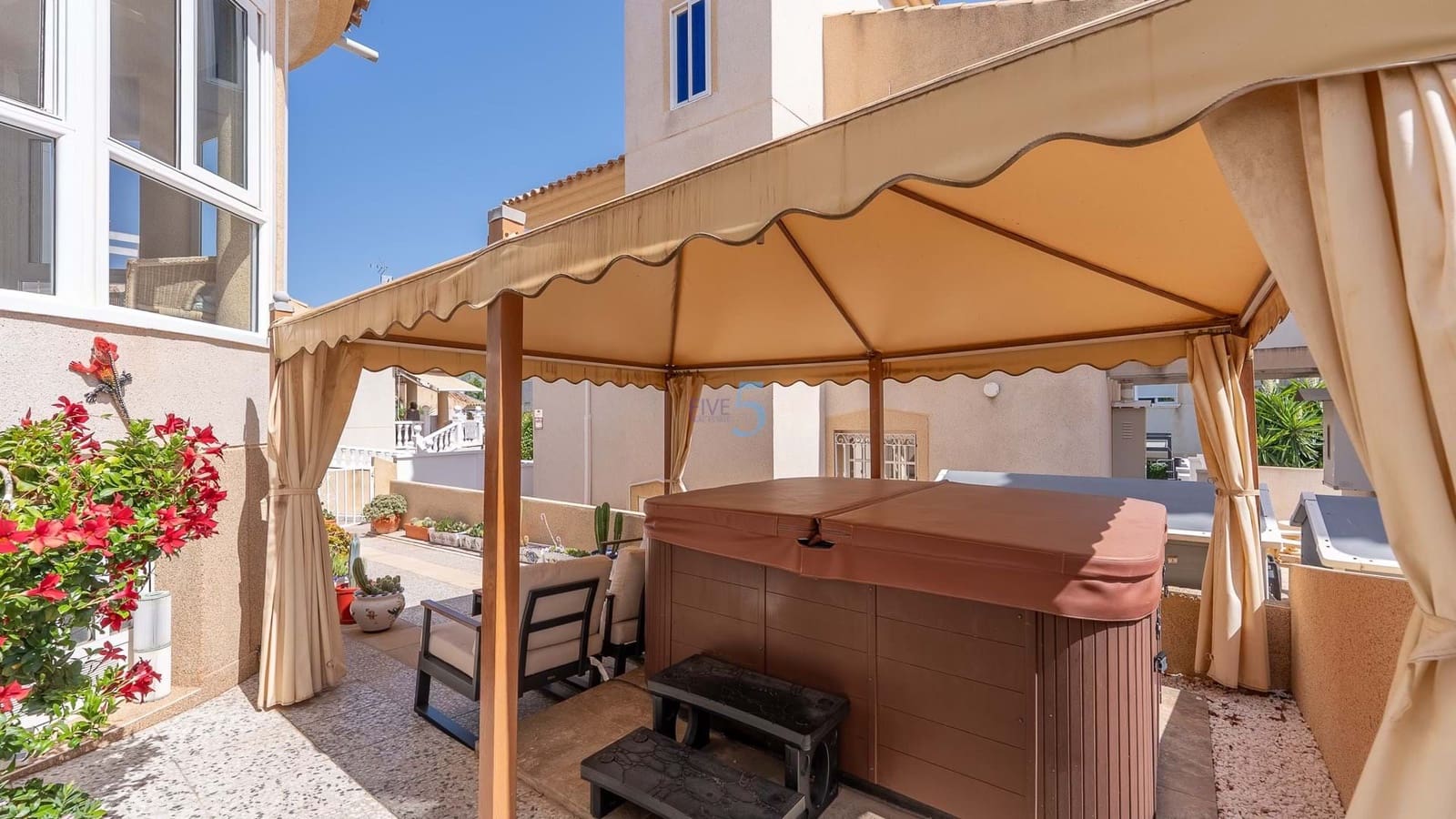 3 bedroom Villa for sale in Villamartin with pool - € 219,000 (Ref: 9143249)