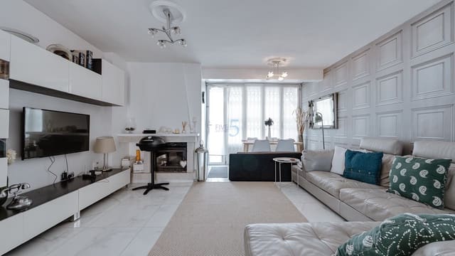 Casa de 3 habitaciones en Torrevieja en venta con piscina - 249.950 € (Ref: 9146632)